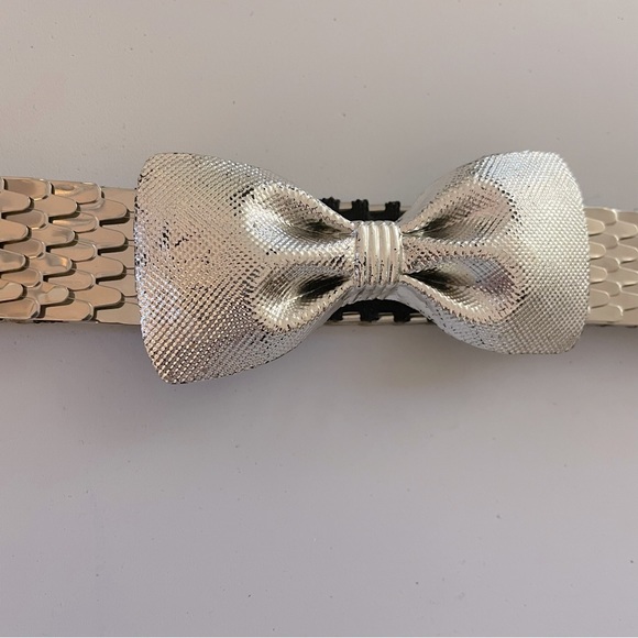 Vintage metal stretch belt with silver tone bow clasp - Picture 4 of 7